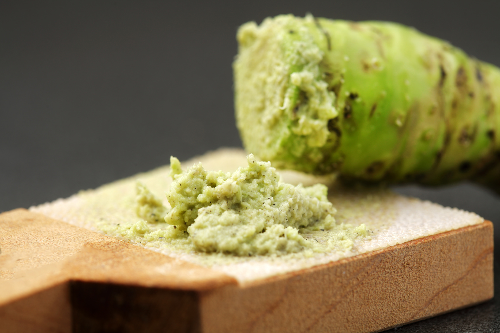 Velouté de petits pois au wasabi et crackers japonais